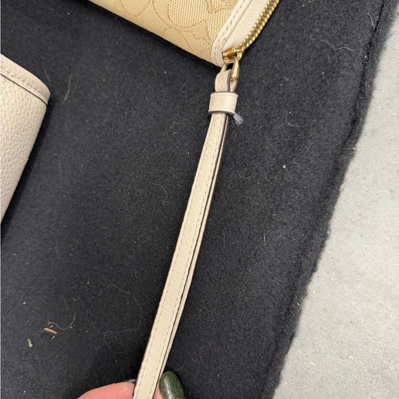 Coach City Tote with matching Coach Accordian Zip Wallet/Wristlet - Picture 5 of 15